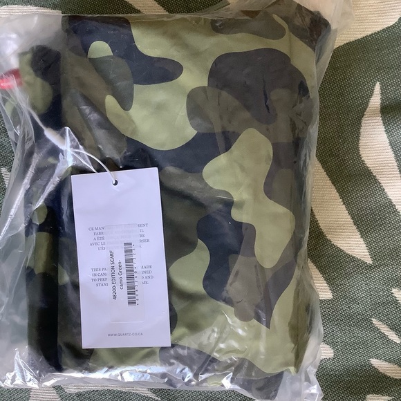 Quartz & Co Edition Down Puffer scarf - Green Camo, Made in Canada - Picture 4 of 6